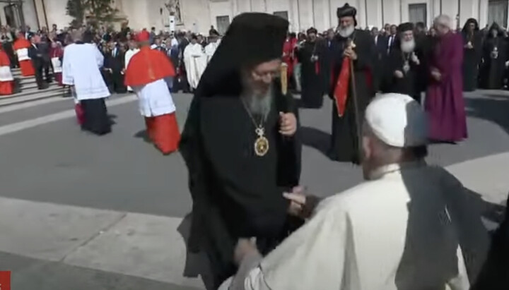 Ο Πατριάρχης Βαρθολομαίος και ο Πάπας Φραγκίσκος στην τελετή καθιερώσεως νέων καρδιναλίων Ρωμαιοκαθολικής Εκκλησίας. Φωτογραφία: στιγμιότυπο οθόνης από το κανάλι του YouTube Vatican News