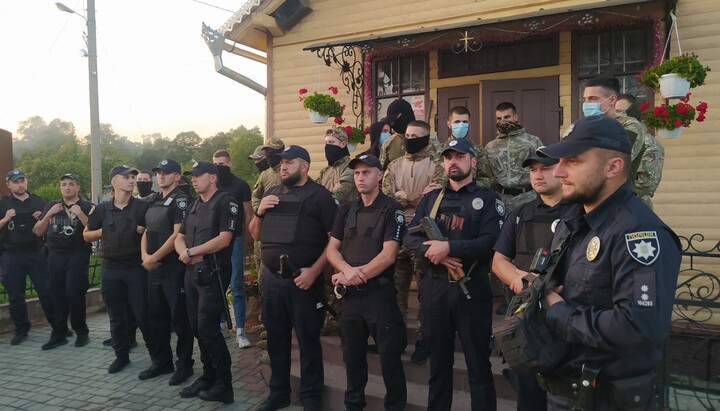 «Тітушки» і співробітники поліції біля входу в храм УПЦ в селі Стара Жадова. Фото: facebook.com/orthobuk
