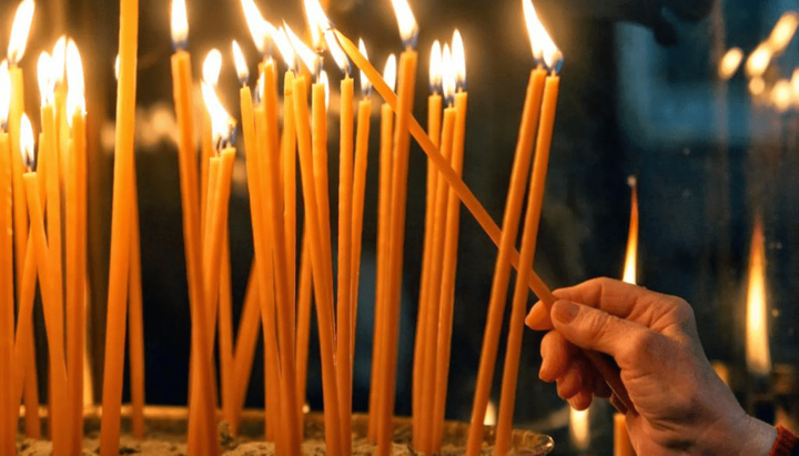 В «Е-церкви» считают, что верующим не обязательно лично ставить свечки в храме. Фото: unian.net