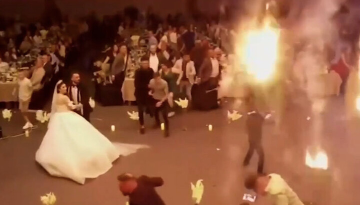 Момент возгорания люстры на свадьбе в Ираке. Фото: sb.by