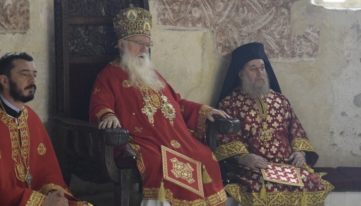 Митрополит Тимофій (у центрі) та митрополит Кирило (праворуч). Фото: religija.mk