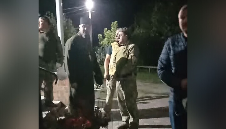 People in camouflage and OCU clerics came to seize the church in Nosivka at night. Photo: Trinity Church FB page