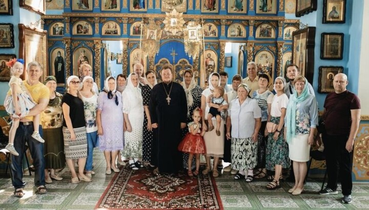 Настоятель та парафіяни храму УПЦ у с. Піщане. Фото: kremen-eparh.org