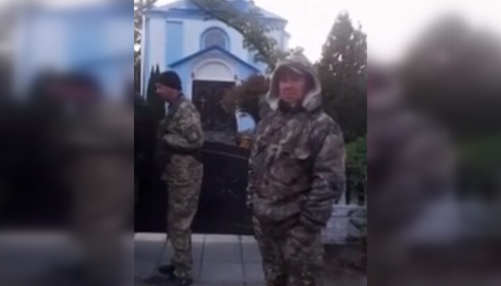 Люди в военной форме, участвовавшие в захвате храма в Забуянье. Фото: скриншот видео Telegram-канала «Перший Козацький»