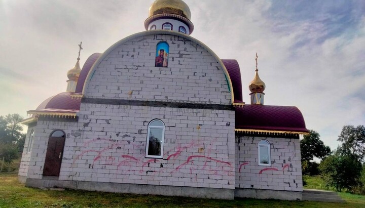 The UOC temple in Raikivtsi after the actions of vandals. Photo: Telegram channel of the Khmelnytskyi Eparchy of the UOC