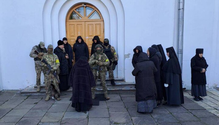 Armed security forces block the Dormition Cathedral of the Yeletskyi Convent. Photo: UOC Information and Education Department 