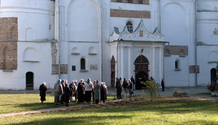 Parishioners of the Transfiguration Cathedral of the UOC at the closed shrine. Photo: suspilne.media