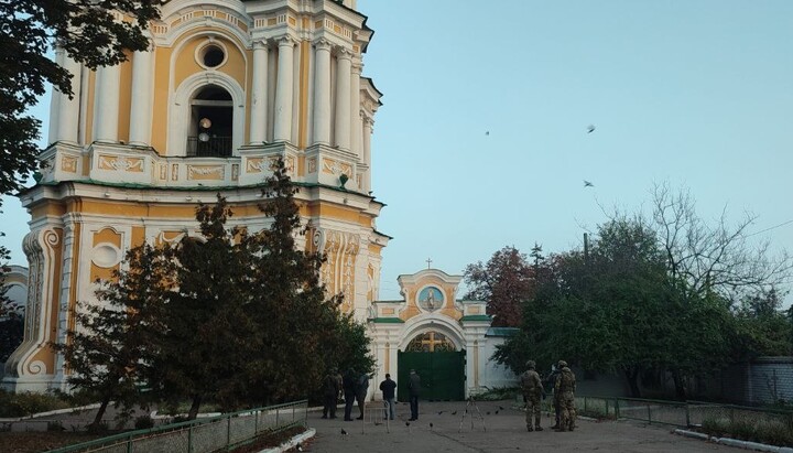 The blocked entrance to the territory of Chernihiv Trinity Cathedral of the Ukrainian Orthodox Church. Photo: Telegram channel 