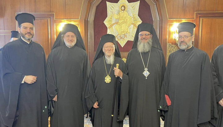 Єпископ Філомілійський Феофан (другий праворуч) із ієрархами та главою Фанара. Фото: ekirikas.com
