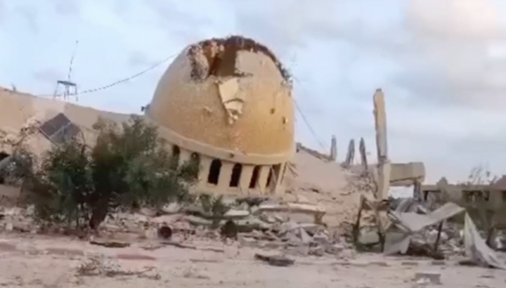 Ερείπια τζαμιού στη Λωρίδα της Γάζας. Φωτογραφία: στιγμιότυπο του Telergam καναλιού Πολιτική της χώρας