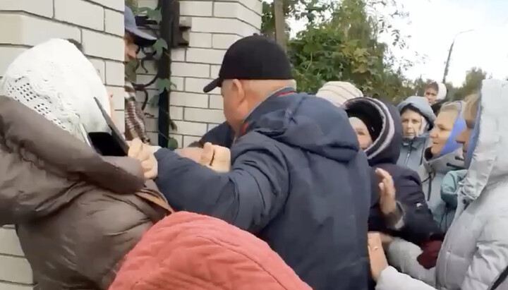 Представители ПЦУ нападают на верующих УПЦ. Фото: скриншот t.me/dozor_kozak1