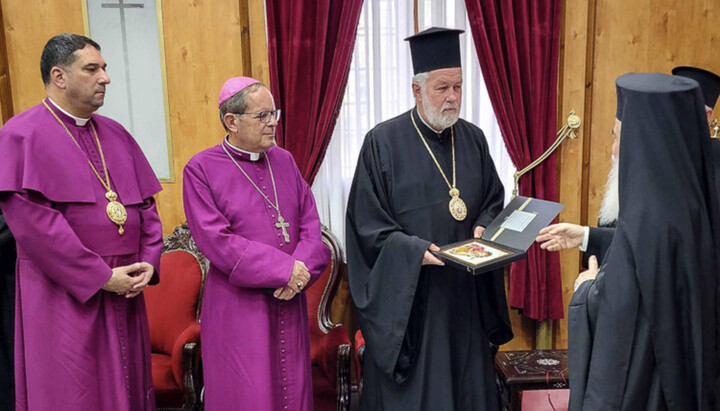 Metropolitan Athenagoras of Belgium addresses Patriarch Theophilos. Photo: romfea.gr