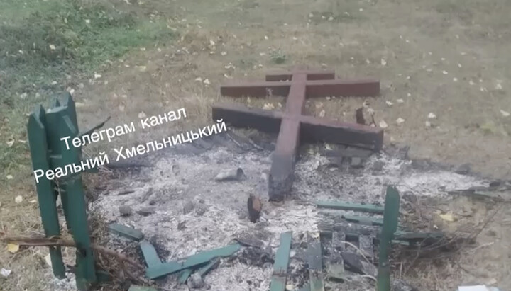 A cross burned by vandals. Photo: screenshot of the telegram channel “Real Khmelnytskyi”.