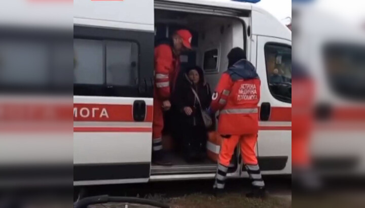 Медики надають допомогу вірянці УПЦ в Носівці. Фото: скриншот відео Telegram-каналу «Дозор на 