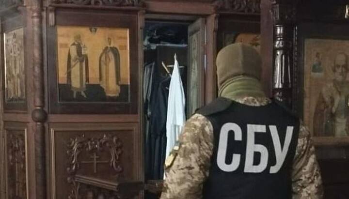 Αξιωματικός SBU κατά τη διάρκεια έρευνας σε μια από τις εκκλησίες της UOC. Φωτογραφία: wz.lviv.ua