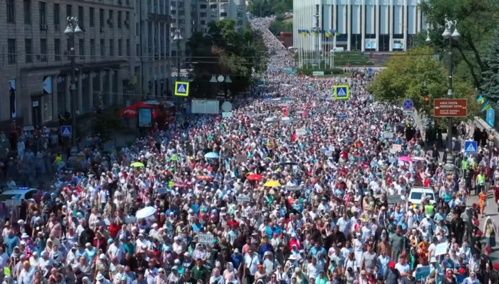 Хресний хід УПЦ в Києві 2021 року, на який вийшло 350 тисяч вірян. Фото: СПЖ