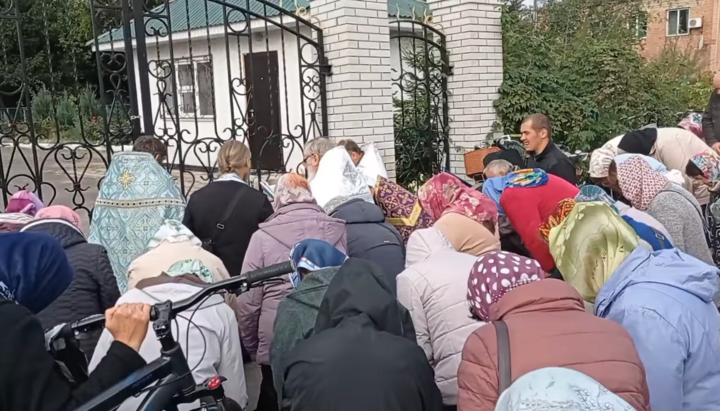 The Trinity community of the UOC in Nosivka prays in front of its seized temple. Photo: Facebook page of Trinity Church