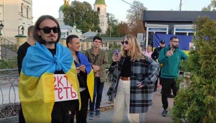 Провокаторы возле Киево-Печерской лавры. Фото: скриншот видео СПЖ