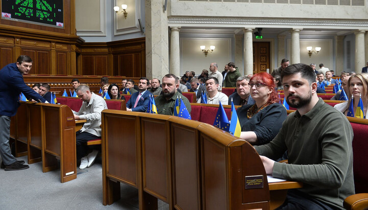 Народные депутаты в зале Верховной Рады Украины. Фото: golos.com.ua