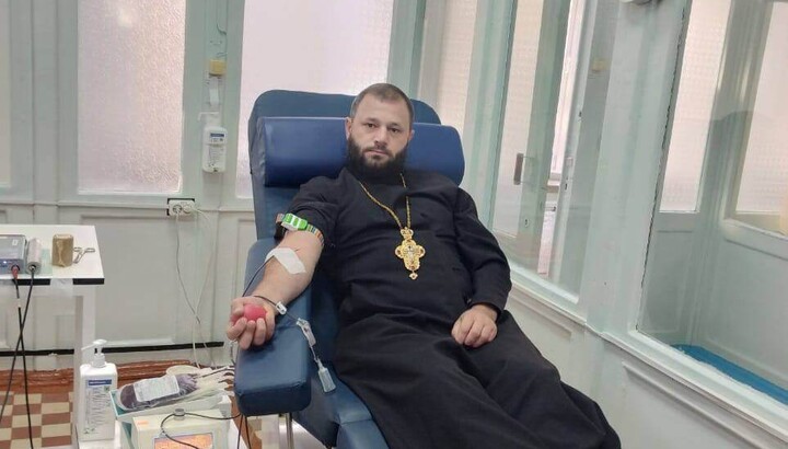Клірики УПЦ здають кров для військовослужбовців. Фото: rivne.church.ua