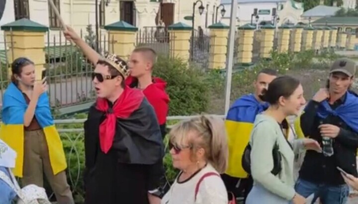 Антицерковні «активісти» біля Києво-Печерської лаври. Фото: скріншот відео з Telegram-каналу «Перший Козацький»