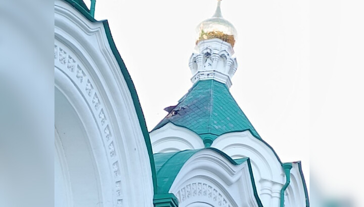 A damaged dome of the Dormition Cathedral of the Sviatohirsk Lavra. Photo: t.me/slovortdx