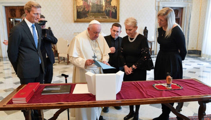 Папа Римський і Сінді Маккейн. Фото: infovaticana.com