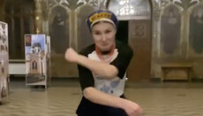 Девушка в украинском костюме станцевала в Трапезном храме Лавры