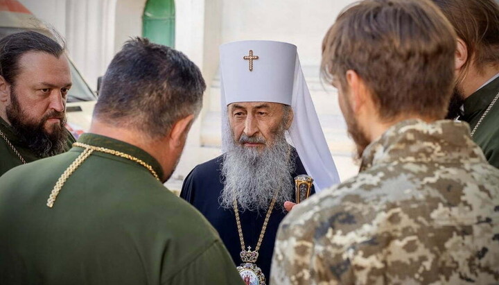 Першоієрарх УПЦ із військовими капеланами. Фото: eparhia.vn.ua