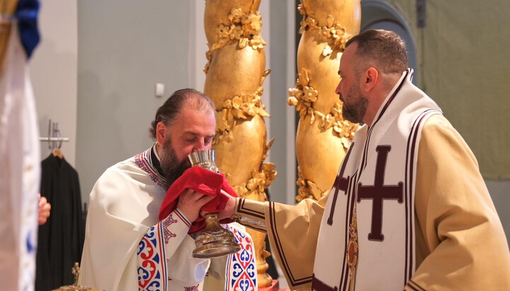 Архимандрит Гавриил причащается из рук епископа-фанариота. Фото: Facebook-страница ставропигии Константинопольского патриархата