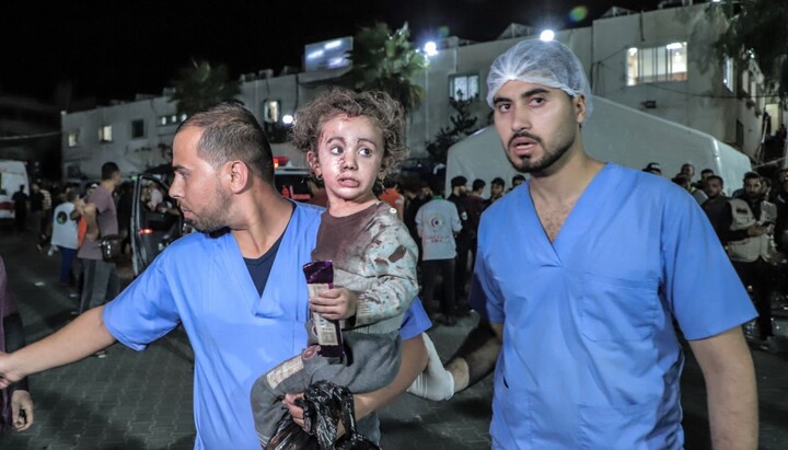 Το κοριτσάκι που διασώθηκε μετά την επίθεση στο ναό Αγίου Πορφυρίου στη Γάζα. Φωτογραφία: ανοιχτές πηγές