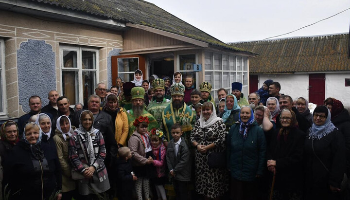 Владыка Никодим с прихожанами села Дублинки. Фото: zhytomyr-eparchy.org