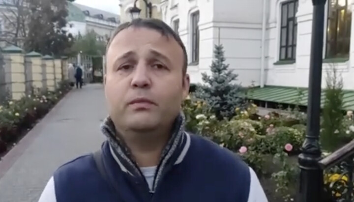 Ihor, a participant in the prayer standing near the Lavra. Photo: a video screenshot of the kozakTv1 Telegram channel