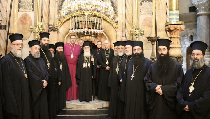 Представники Єрусалимського Патріархату та англікани біля Гробу Господнього. Фото: orthodoxianewsagency.gr