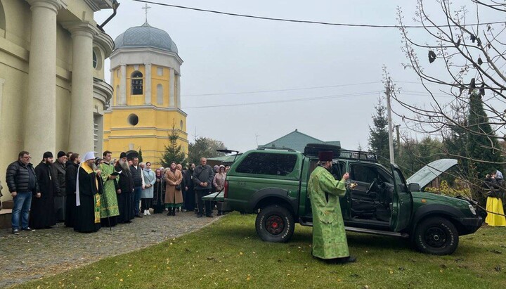 Митрополит Климент (Вечеря) возглавил чин освящения автомобиля для ВСУ. Фото: orthodox.cn.ua