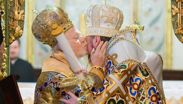 Ο Πατριάρχης Βαρθολομαίος το 2019 επέδωσε τον Τόμο Αυτοκεφαλίας σε άτομο χωρίς χειροτονία. Φωτογραφία: DW