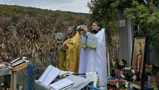 UOC community of Vaslovivtsi whose church was raided by OCU prays outdoors