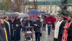 UOC believers continue prayer standing near Kyiv-Pechersk Lavra