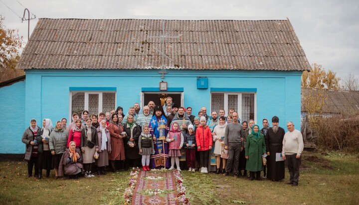 Управляющий Хмельницкой епархией архиепископ Виктор с общиной УПЦ с. Антоновка. Фото: Telegram-канал Хмельницкой епархии УПЦ