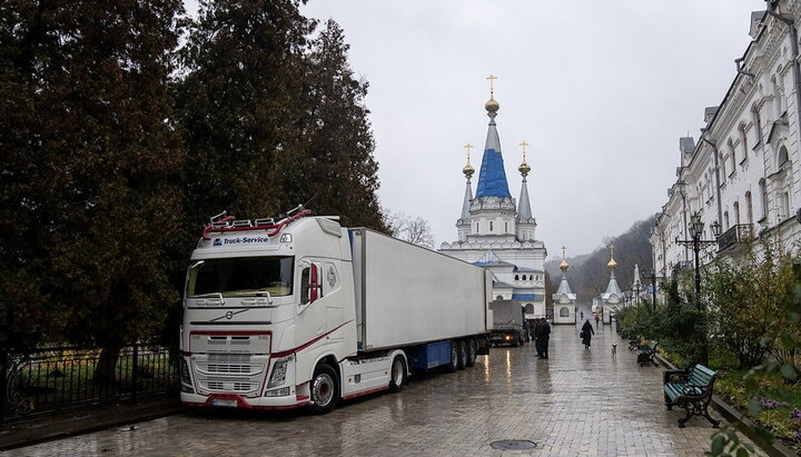 Автомобили с гуманитарным грузом из Винницкой епархии УПЦ прибыли в Святые горы. Фото: eparhia.vn.ua