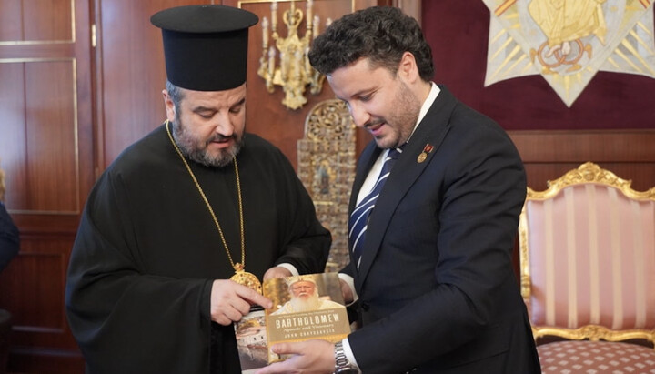 Митрополит Максим дарує Дрітану Абазовичу книгу про главу Фанара. Фото: orthodoxianewsagency.gr