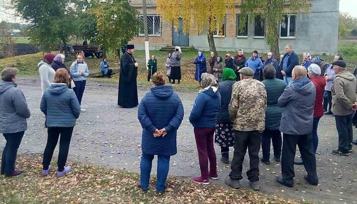 Собрание сторонников ПЦУ в селе под Красиловом. Фото: страница Красиловского горсовета в Facebook