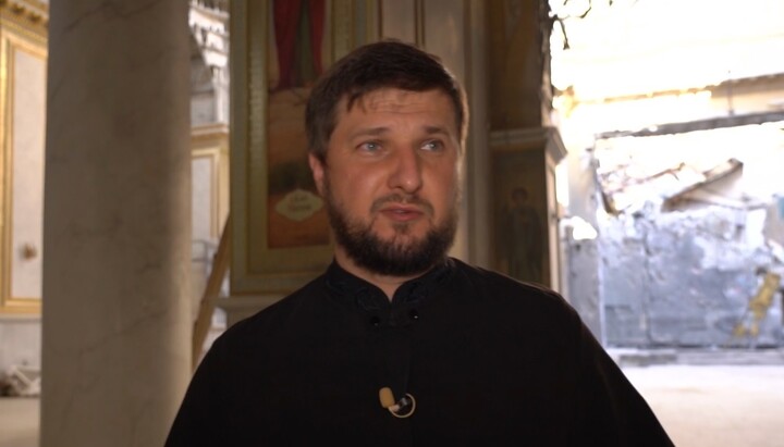 Κληρικός της επισκοπής Οδησσού της UOC, πρωθιερέας Μιροσλάβ Βντόβιτς. Φωτογραφία: στιγμιότυπο οθόνης βίντεο του dw.com
