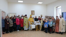 Дніпропетровський архієрей освятив нову будівлю недільної школи у Межирічі