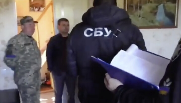 Reprezentanți Serviciului Securități al Ucrainei (SBU) în casa mitropolitului Ionatan. Imagine: screenshot t.me/dozor_kozak1