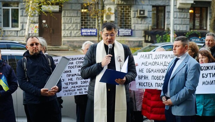 Мітинг католиків біля будівлі Мінкульту. Фото: spzh.news