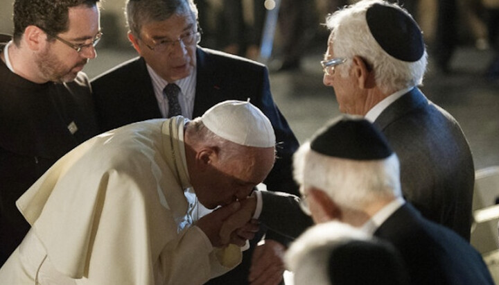 На відео папа римський Франциск цілує руку в'язню Голокосту. Фото: nakanune.ru