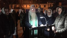 Верующие УПЦ продолжают молитвенное стояние возле Киево-Печерской лавры
