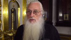 Priest explains why it is necessary to attend prayer standing at Lavra