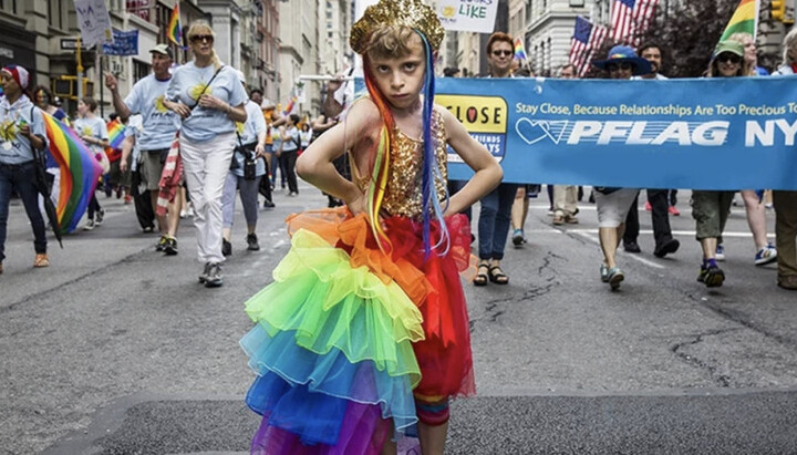 Ребенок участвует в гей-параде. Фото: noi.md